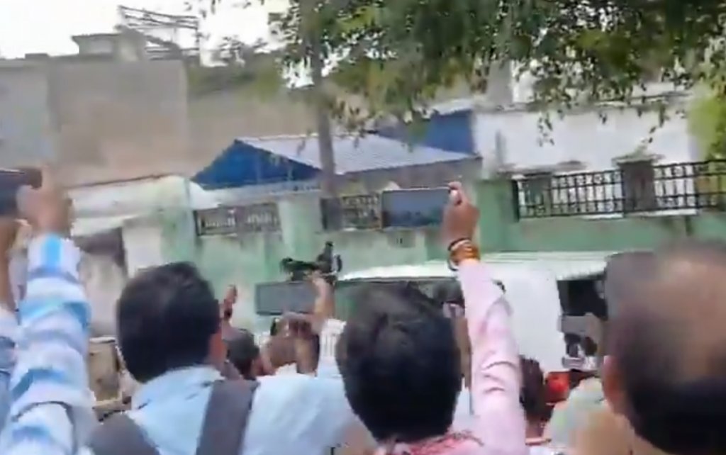 Akhilesh Yadav Meet Azam Khan: सपा नेताओं की पहली यादगार मुलाकात 2 image 131 1