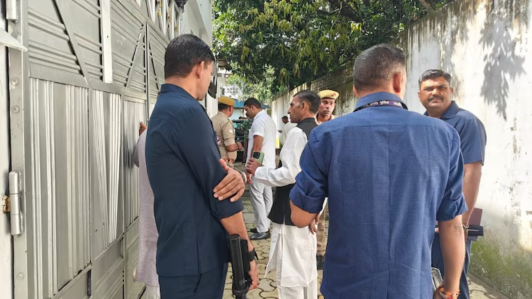 Akhilesh Yadav Meet Azam Khan: सपा नेताओं की पहली यादगार मुलाकात 3 image 132 2