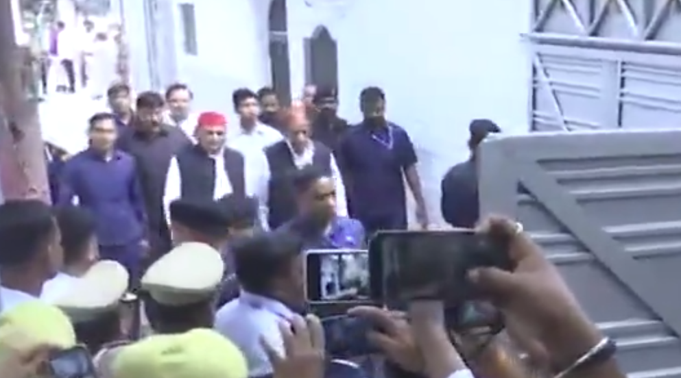 Akhilesh Yadav Meet Azam Khan: सपा नेताओं की पहली यादगार मुलाकात 4 image 133 3