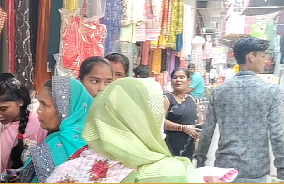 कानपुर देहात के अकबरपुर में करवा चौथ की खरीदारी में रौनक 2 image 144 1