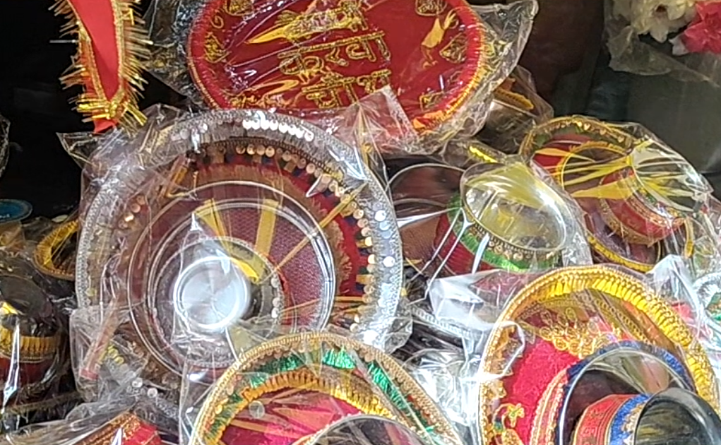 कानपुर देहात के अकबरपुर में करवा चौथ की खरीदारी में रौनक 3 image 145 2