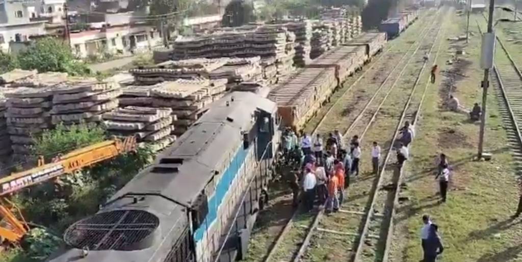 हापुड़ रेलवे स्टेशन पर मालगाड़ी का इंजन पटरी से उतरा 2 image 152 1