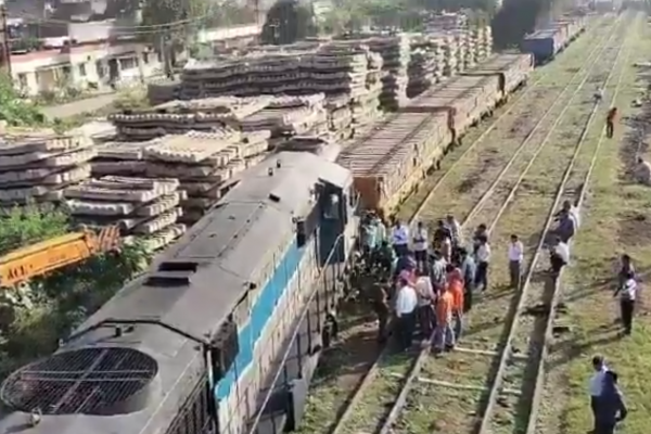 हापुड़ रेलवे स्टेशन पर मालगाड़ी का इंजन पटरी से उतरा