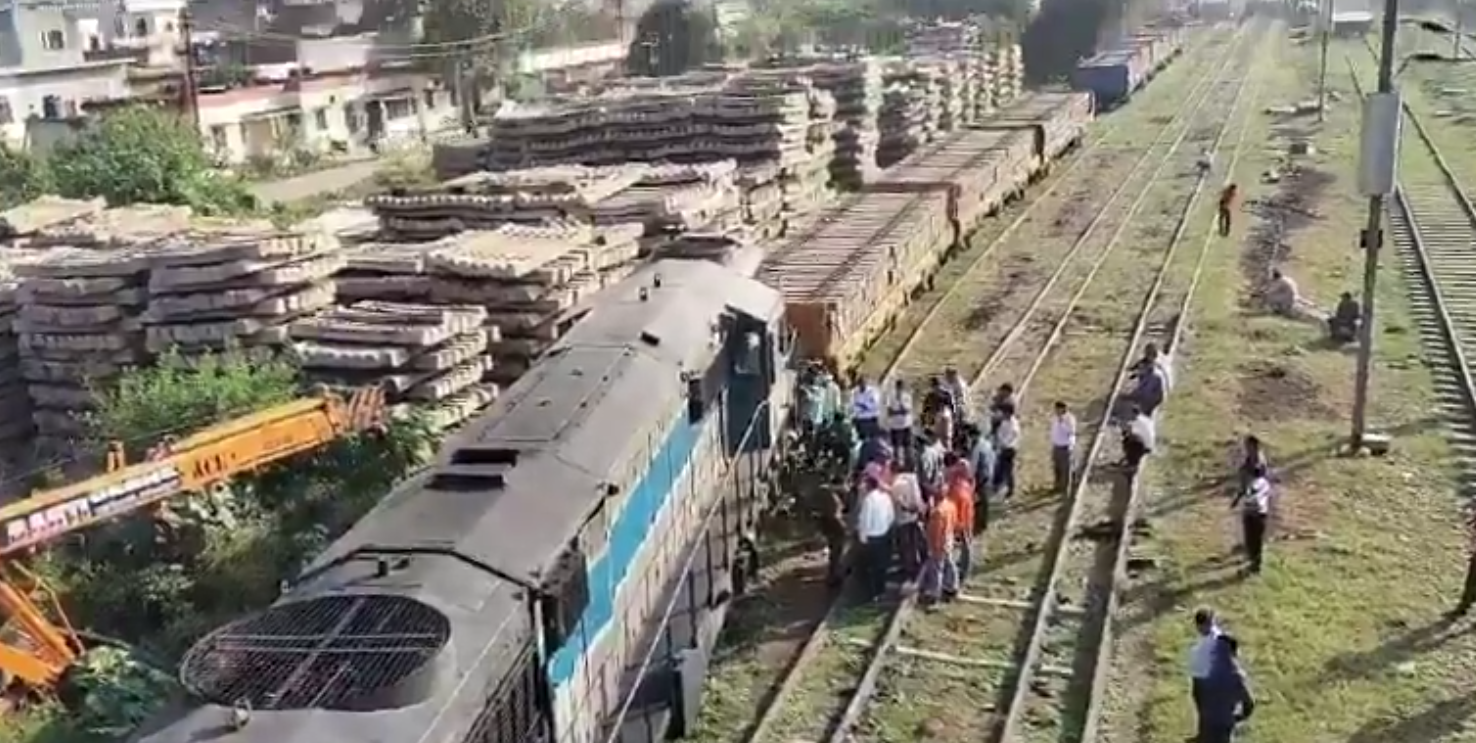 हापुड़ रेलवे स्टेशन पर मालगाड़ी का इंजन पटरी से उतरा