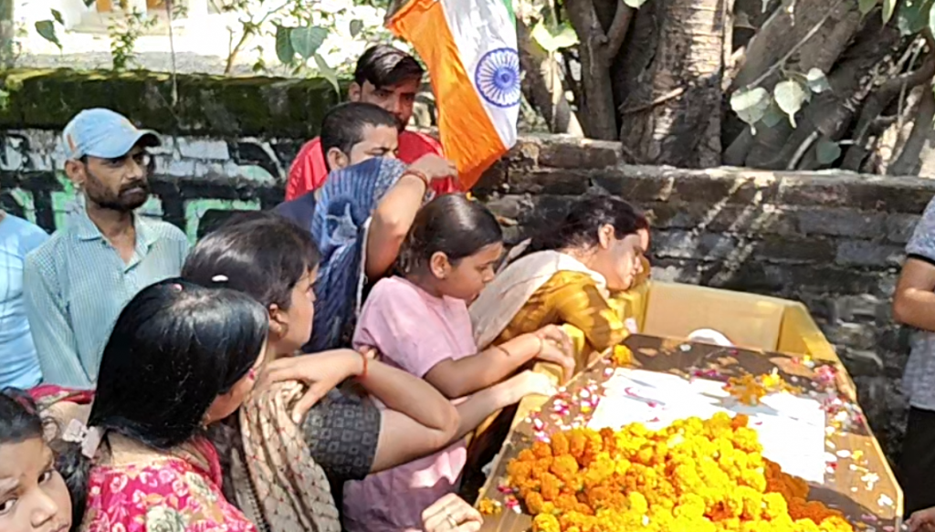 कानपुर देहात: लाल शहीद सूबेदार शैलेंद्र सिंह चौहान को नम आंखों से दी गई अंतिम विदाई,ताबूत से लिपटकर सिसक-सिसककर रोती रही पत्नी 4 image 154 3
