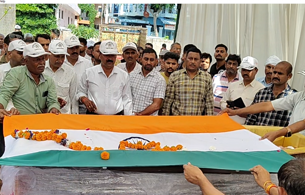 कानपुर देहात: लाल शहीद सूबेदार शैलेंद्र सिंह चौहान को नम आंखों से दी गई अंतिम विदाई,ताबूत से लिपटकर सिसक-सिसककर रोती रही पत्नी 5 image 156 4