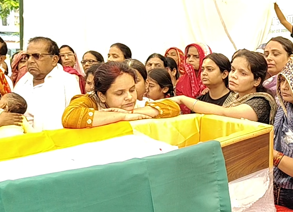 कानपुर देहात: लाल शहीद सूबेदार शैलेंद्र सिंह चौहान को नम आंखों से दी गई अंतिम विदाई,ताबूत से लिपटकर सिसक-सिसककर रोती रही पत्नी 3 image 157 2