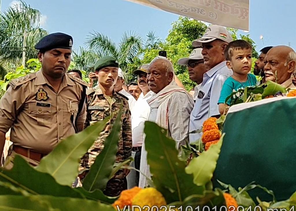 कानपुर देहात: लाल शहीद सूबेदार शैलेंद्र सिंह चौहान को नम आंखों से दी गई अंतिम विदाई,ताबूत से लिपटकर सिसक-सिसककर रोती रही पत्नी 6 image 158 5