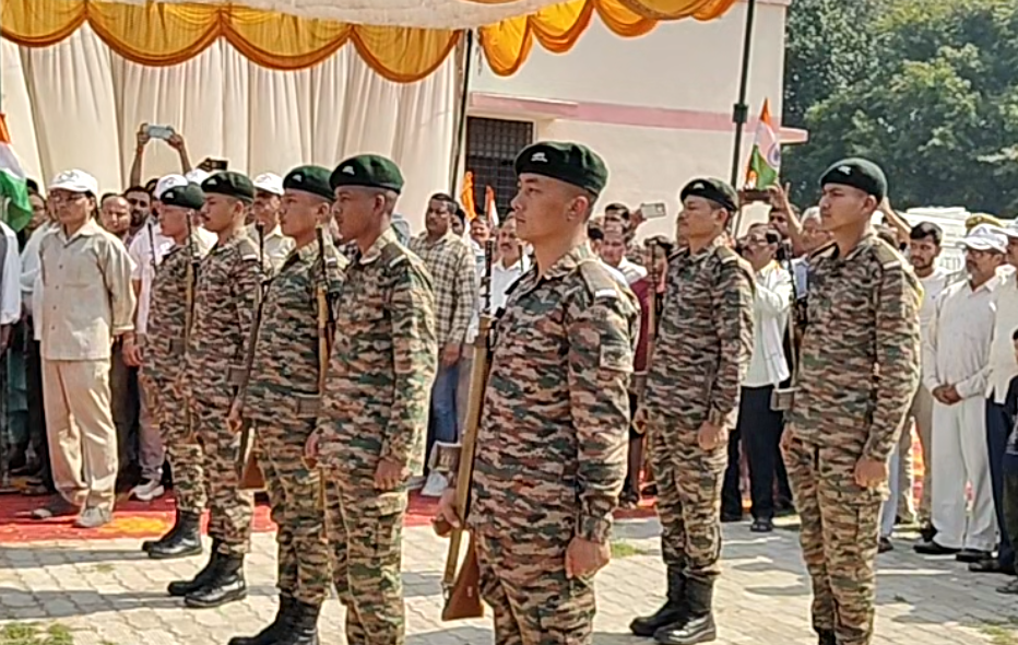 कानपुर देहात: लाल शहीद सूबेदार शैलेंद्र सिंह चौहान को नम आंखों से दी गई अंतिम विदाई,ताबूत से लिपटकर सिसक-सिसककर रोती रही पत्नी 7 image 159 6