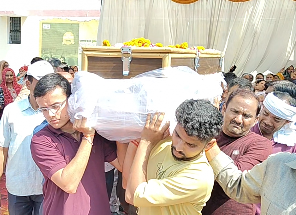 कानपुर देहात: लाल शहीद सूबेदार शैलेंद्र सिंह चौहान को नम आंखों से दी गई अंतिम विदाई,ताबूत से लिपटकर सिसक-सिसककर रोती रही पत्नी 8 image 160 7