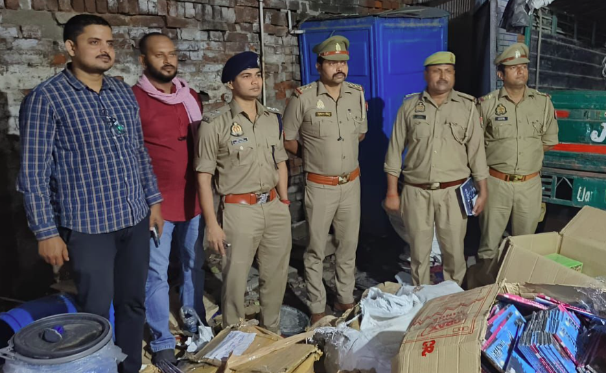 कानपुर ब्लास्ट: अवैध पटाखों के धमाके के बाद शुरू हुआ अफवाहों का सिलसिला, 26 हिरासत में, 100 क्विंटल से अधिक विस्फोटक जब्त 3 image 164 2