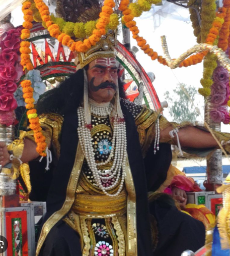 कानपुर देहात अकबरपुर में रावण झांकी रथ पर सवार, पारंपरिक वाद्ययंत्रों के बीच नगर भ्रमण 2 image 17 1