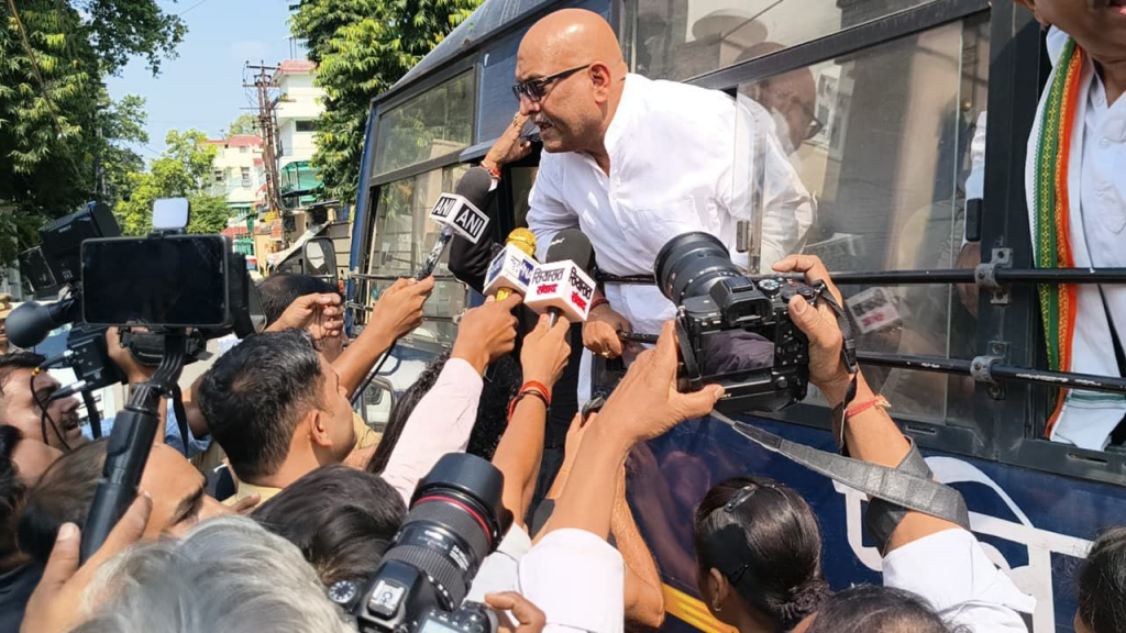 हरिओम वाल्मीकि हत्याकांड ,अजय राय को परिवार से मिलने से रोका, कांग्रेस कार्यकर्ताओं ने की नारेबाजी 2 image 172 1