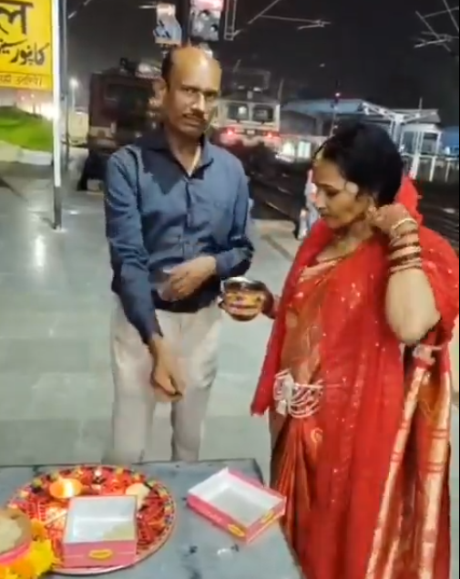 कानपुर रेलवे स्टेशन पर अनोखा करवा चौथ, पत्नी ने पति के साथ प्लेटफॉर्म पर ही व्रत तोड़ा 2 image 173 1