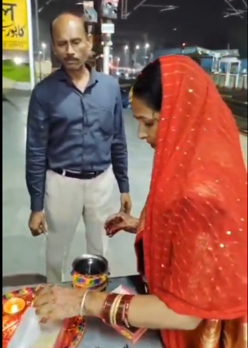 कानपुर रेलवे स्टेशन पर अनोखा करवा चौथ, पत्नी ने पति के साथ प्लेटफॉर्म पर ही व्रत तोड़ा 3 image 174 2
