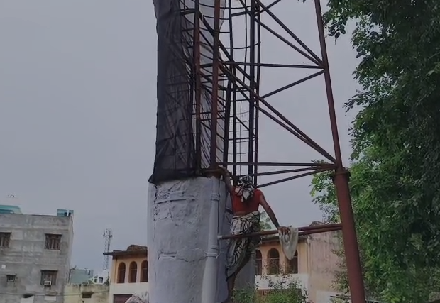 महोबा में 55 फीट ऊँचे रावण के पुतले को तैयार कर 40 वर्षों से नारी सशक्तिकरण की मिसाल बनीं शकुंतला 2 image 19 1