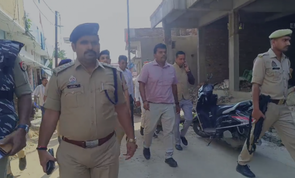 सिद्धार्थनगर: जिलाधिकारी और पुलिस अधीक्षक ने किया पैदल गश्त, त्यौहारों में सुरक्षा व्यवस्था का लिया जायजा 2 image 192 1