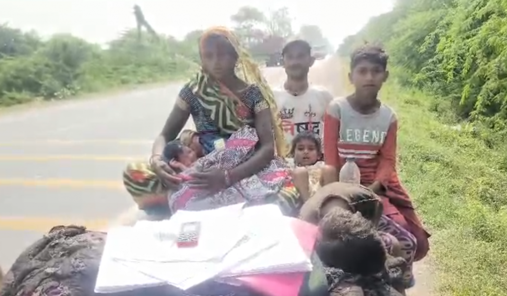 हमीरपुर: न्याय न मिलने पर परिवार ने ठिलिया पर बैठकर अधिकारियों को सौंपा प्रार्थनापत्र 2 image 205 1