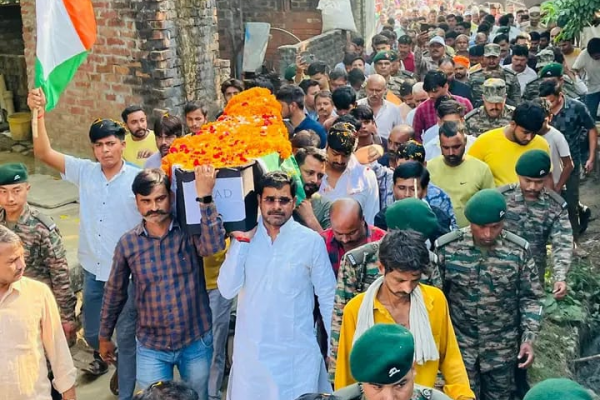 कानपुर में सड़क दुर्घटना में घायल सेना के हवलदार वीरेंद्र सिंह का निधन, पूरे राजकीय सम्मान के साथ अंतिम विदाई कानपुर में सड़क दुर्घटना में घायल सेना के हवलदार वीरेंद्र सिंह का निधन, पूरे राजकीय सम्मान के साथ अंतिम विदाई