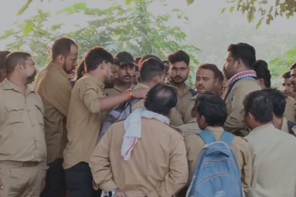 लखनऊ दुबग्गा सिटी बस कर्मचारियों का वेतन विवाद: संचालन बाधित लखनऊ दुबग्गा सिटी बस कर्मचारियों का वेतन विवाद: संचालन बाधित
