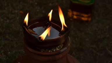 धनतेरस 2025: यमदीप जलाने और आर्थिक समृद्धि के लिए विशेष उपाय धनतेरस के दिन यमदीप जलाने के साथ-साथ घर में 5 स्थानों पर भी दीपक जरूर जलाना चाहिए। साथ ही, विधि-विधान से माता लक्ष्मी, भगवान धन्वंतरि और कुबेर देवता की पूजा करें