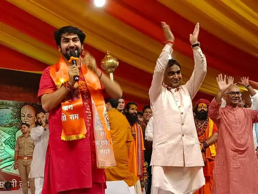 बागेश्वर धाम के पीठाधीश्वर धीरेन्द्र कृष्ण शास्त्री पहुंचे सुल्तानपुर, बिजेथुआ धाम में करेंगे पूजन 2 image 227 1