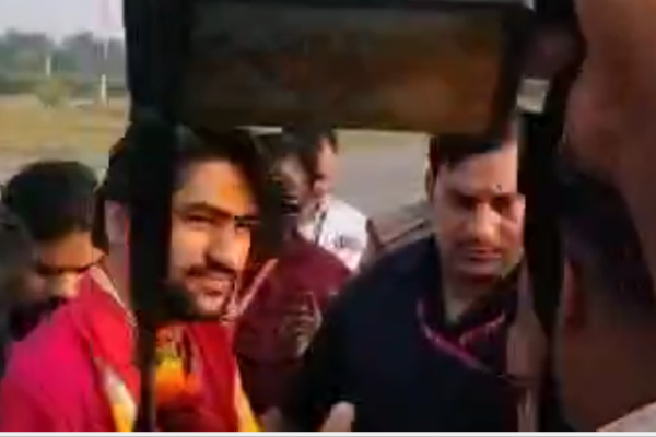 बागेश्वर धाम के पीठाधीश्वर धीरेन्द्र कृष्ण शास्त्री पहुंचे सुल्तानपुर, बिजेथुआ धाम में करेंगे पूजन बागेश्वर धाम के पीठाधीश्वर धीरेन्द्र कृष्ण शास्त्री पहुंचे सुल्तानपुर, बिजेथुआ धाम में करेंगे पूजन