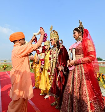 अयोध्या दीपोत्सव 2025: 26 लाख 11 हजार 101 दीपों के बीच भव्य रौशनी, सीएम योगी ने खींचा श्रीराम का रथ अयोध्या दीपोत्सव 2025: 26 लाख 11 हजार 101 दीपों के बीच भव्य रौशनी, सीएम योगी ने खींचा श्रीराम का रथ