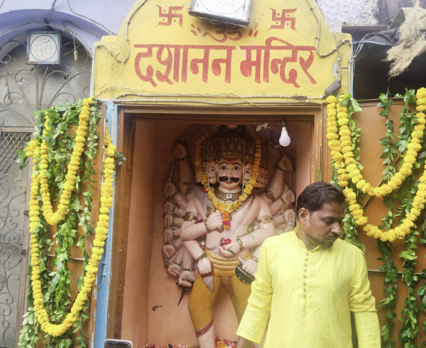कानपुर में दशानन मंदिर: साल में सिर्फ दशहरे पर खुलता है, क्यों रावण की पूजा और नीलकंठ पक्षी के दर्शन हैं शुभ 4 image 26 3