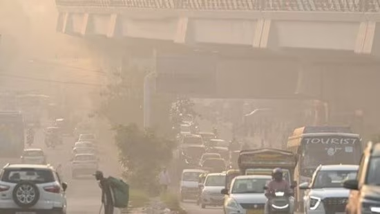 नई दिल्ली-नोएडा की हवा जहरीली, आनंद विहार में AQI 429 तक पहुंचा 2 image 273 1