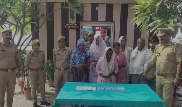 रायबरेली: ई-रिक्शे में सवारियों से चैन, मंगलसूत्र और पर्स उड़ा कर फरार होने वाला गैंग पुलिस के हत्थे चढ़ा 3 रायबरेली: ई-रिक्शे में सवारियों से चैन, मंगलसूत्र और पर्स उड़ा कर फरार होने वाला गैंग पुलिस के हत्थे चढ़ा