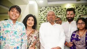 छठ पर्व पर सियासी संगम! सीएम नीतीश कुमार पहुंचे चिराग पासवान के घर, पैर छूकर लिया आशीर्वाद 5 छठ पर्व पर सियासी संगम! सीएम नीतीश कुमार पहुंचे चिराग पासवान के घर, पैर छूकर लिया आशीर्वाद