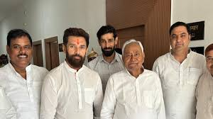 छठ पर्व पर सियासी संगम! सीएम नीतीश कुमार पहुंचे चिराग पासवान के घर, पैर छूकर लिया आशीर्वाद 3 image 360 2