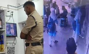 स्कूल की छात्राओं ने शराब खरीदी, फोटो वायरल प्रशासन में हड़कंप, जांच के बाद दुकान पर कार्रवाई तय 4 Schoolgirls buy alcohol, photo goes viral, administration in a tizzy, action against shop decided after investigation