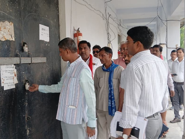 कानपुर देहात डीएम कपिल सिंह ने किया ईवीएम वेयरहाउस का निरीक्षण, सुरक्षा और साफ-सफाई के दिए निर्देश 2 image 375 1