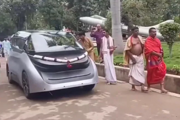 Bengaluru में ड्राइवरलेस कार में बैठे संत का वीडियो वायरल — जानें कौन हैं ये संत