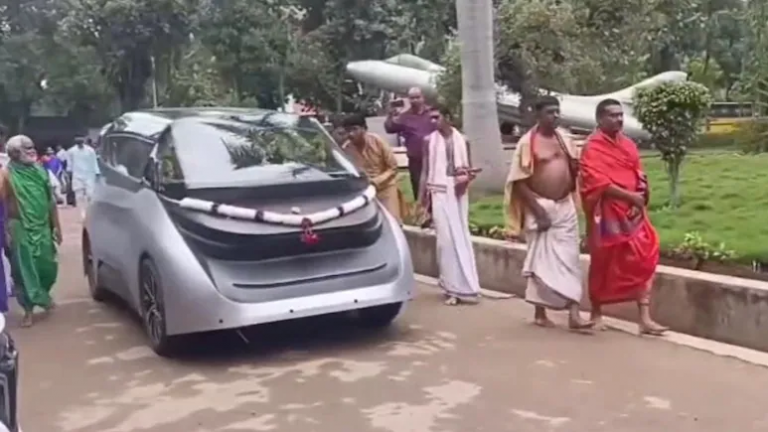 Bengaluru में ड्राइवरलेस कार में बैठे संत का वीडियो वायरल — जानें कौन हैं ये संत