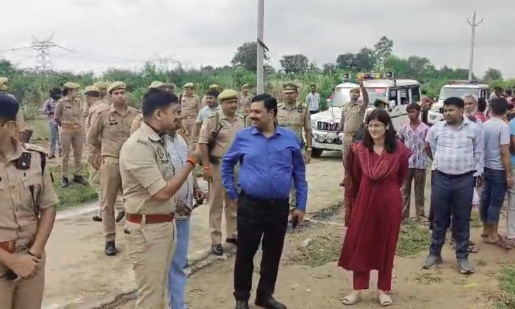 औरैया में दुर्गा विसर्जन पर प्रशासन की पैनी निगरानी, ड्रोन कैमरों से हो रही मॉनिटरिंग 4 image 39 3