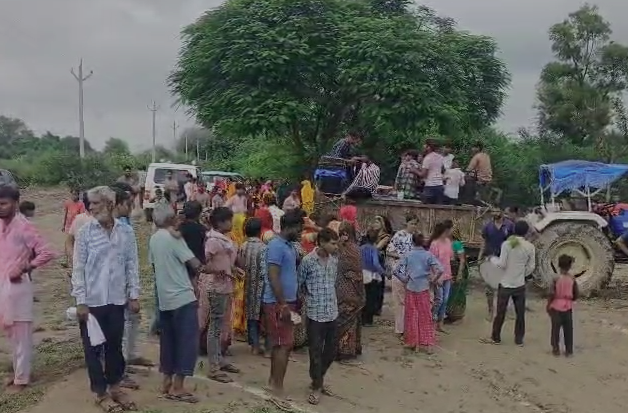 औरैया में दुर्गा विसर्जन पर प्रशासन की पैनी निगरानी, ड्रोन कैमरों से हो रही मॉनिटरिंग 3 image 40 2