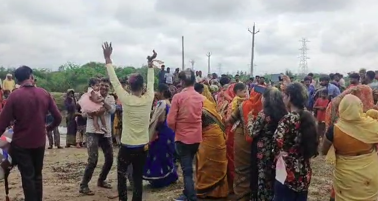 औरैया में दुर्गा विसर्जन पर प्रशासन की पैनी निगरानी, ड्रोन कैमरों से हो रही मॉनिटरिंग 2 image 41 1