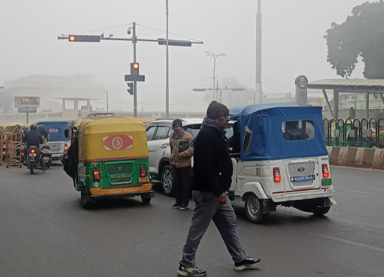 नई दिल्ली मोंथा तूफान का असर: दिल्ली में नहीं दिखी धूप, बढ़ी सर्दी और प्रदूषण; 31 अक्टूबर को कई राज्यों में भारी बारिश का अलर्ट 3 image 418 2