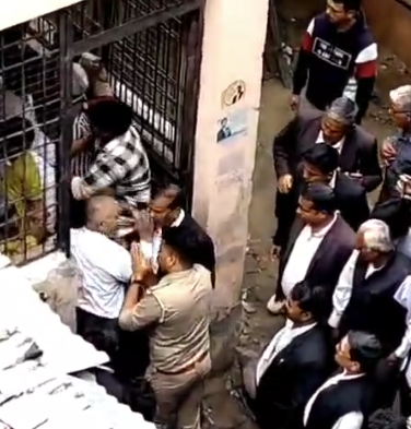 अलीगढ़: नोएडा दोहरे हत्याकांड के आरोपी को अलीगढ़ कोर्ट से पुलिस ने उठाया,अधिवक्ताओं संग झड़प के बीच हुई कार्रवाई 2 image 434 1