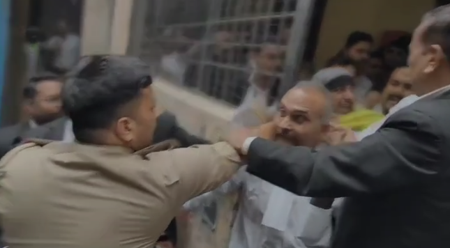अलीगढ़: नोएडा दोहरे हत्याकांड के आरोपी को अलीगढ़ कोर्ट से पुलिस ने उठाया,अधिवक्ताओं संग झड़प के बीच हुई कार्रवाई 3 image 435 2