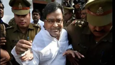 यूपी: जेल में बंद पूर्व मंत्री गायत्री प्रजापति पर जानलेवा हमला, सिर पर कैंची से वार 2 image 6 1