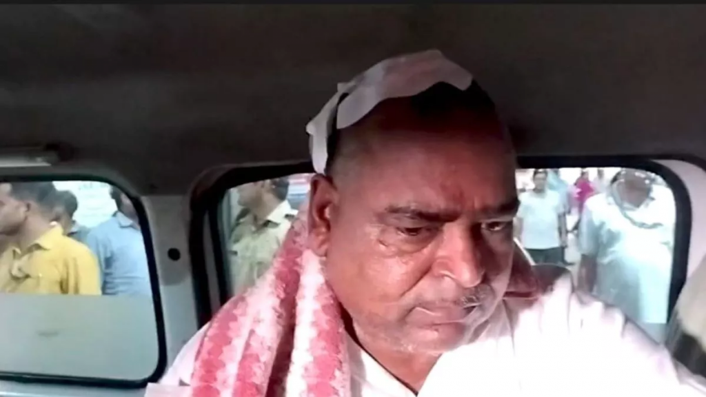 यूपी: जेल में बंद पूर्व मंत्री गायत्री प्रजापति पर जानलेवा हमला, सिर पर कैंची से वार 3 image 7 2