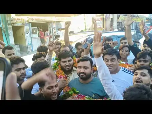 कानपुर देहात: इरफान सोलंकी का बड़ा ऐलान, 2027 में पत्नी नसीम सोलंकी के साथ चुनाव लड़ने का किया संकेत 4 image 96 3