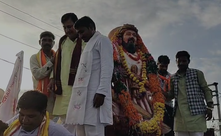 कानपुर देहात: लाखा बंजारा की मूर्ति अनावरण में शमिल हुए लक्खीशाह क्रांतिकारी समाज पार्टी के राष्ट्रीय अध्यक्ष हरीश नायक 2 image 98 1
