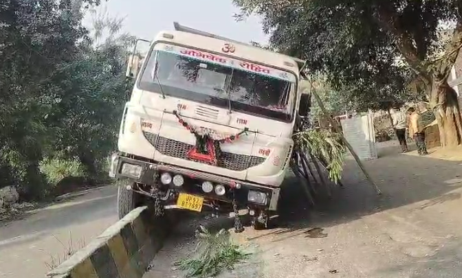 A dumper climbed onto a divider in Auraiya Bidhuna, a major accident was averted while saving cattle.