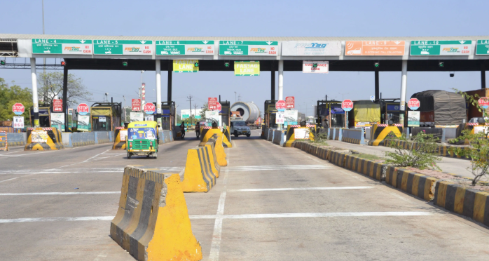 कानपुर देहात अकबरपुर के बारा गांव में टोल बचाने के लिए वाहनों का अवैध आवागमन, भीषण जाम से ग्रामीण परेशान