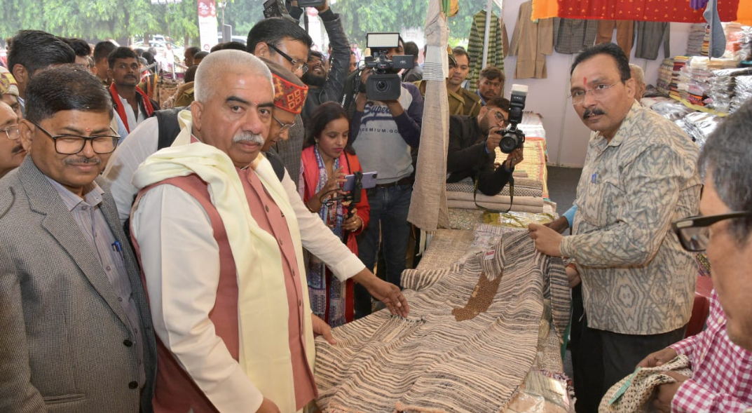 लखनऊ में शुरू हुआ 10 दिवसीय खादी महोत्सव-2025, 160 से अधिक उद्यमियों के स्टॉल—स्वदेशी उद्योगों को मिलेगी नई उड़ान